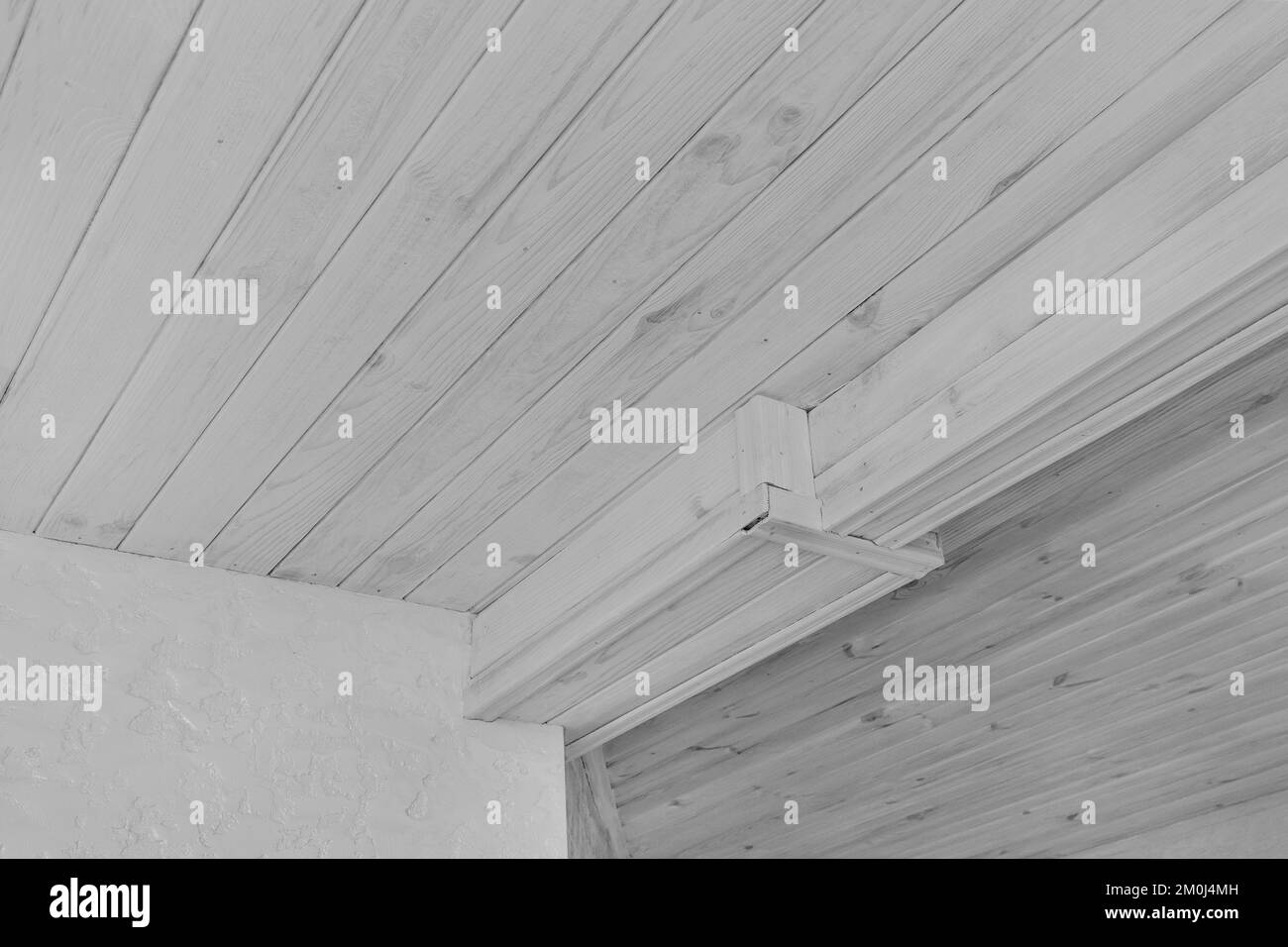 Moderne Inneneinrichtung mit hellem Holz Deckendesign Apartament Indoor weiß Hintergrund. Stockfoto