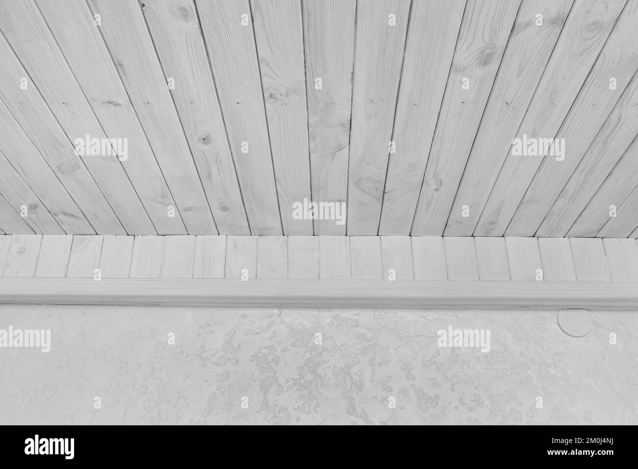Moderne helle Holzeinrichtung mit abstrakter weißer Hintergrundwand. Stockfoto