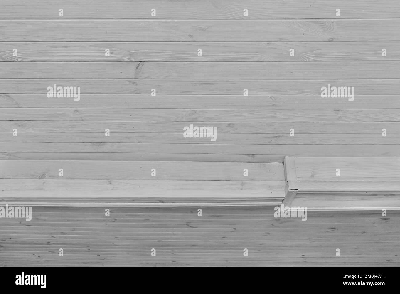 Teil der modernen hellen Holzeinrichtung mit einem Fugen an der Decke, weißer Hintergrund. Stockfoto
