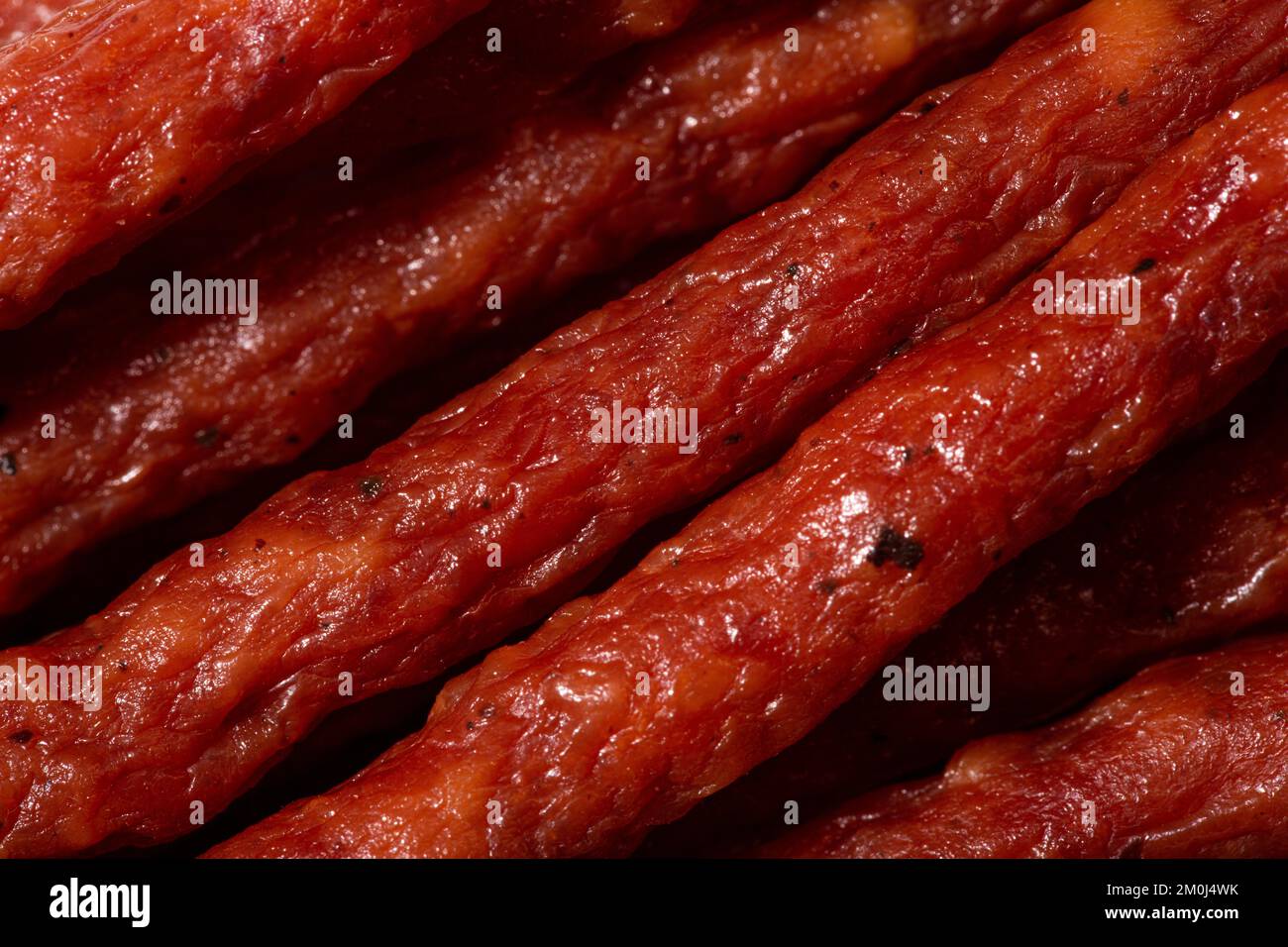 Die Konsistenz von Kabanos-Würsten als Hintergrund. Ein Schuss Kabanos-Würstchen aus nächster Nähe. Macro photo.Kabanos - Polnische dünne Würste. Stockfoto
