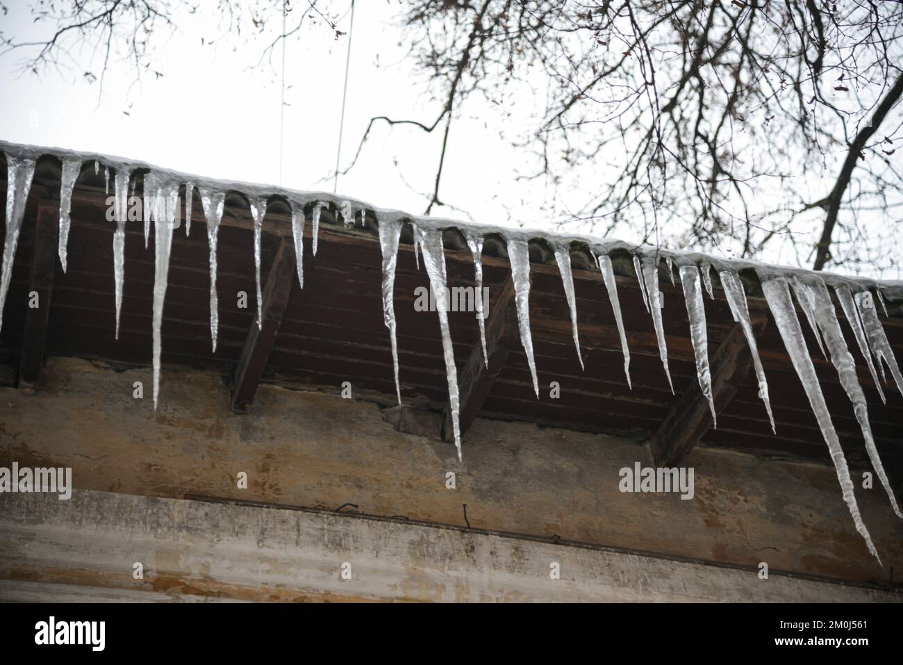 Gefährliche Eiszapfen in einem Haus Dach Stockfoto
