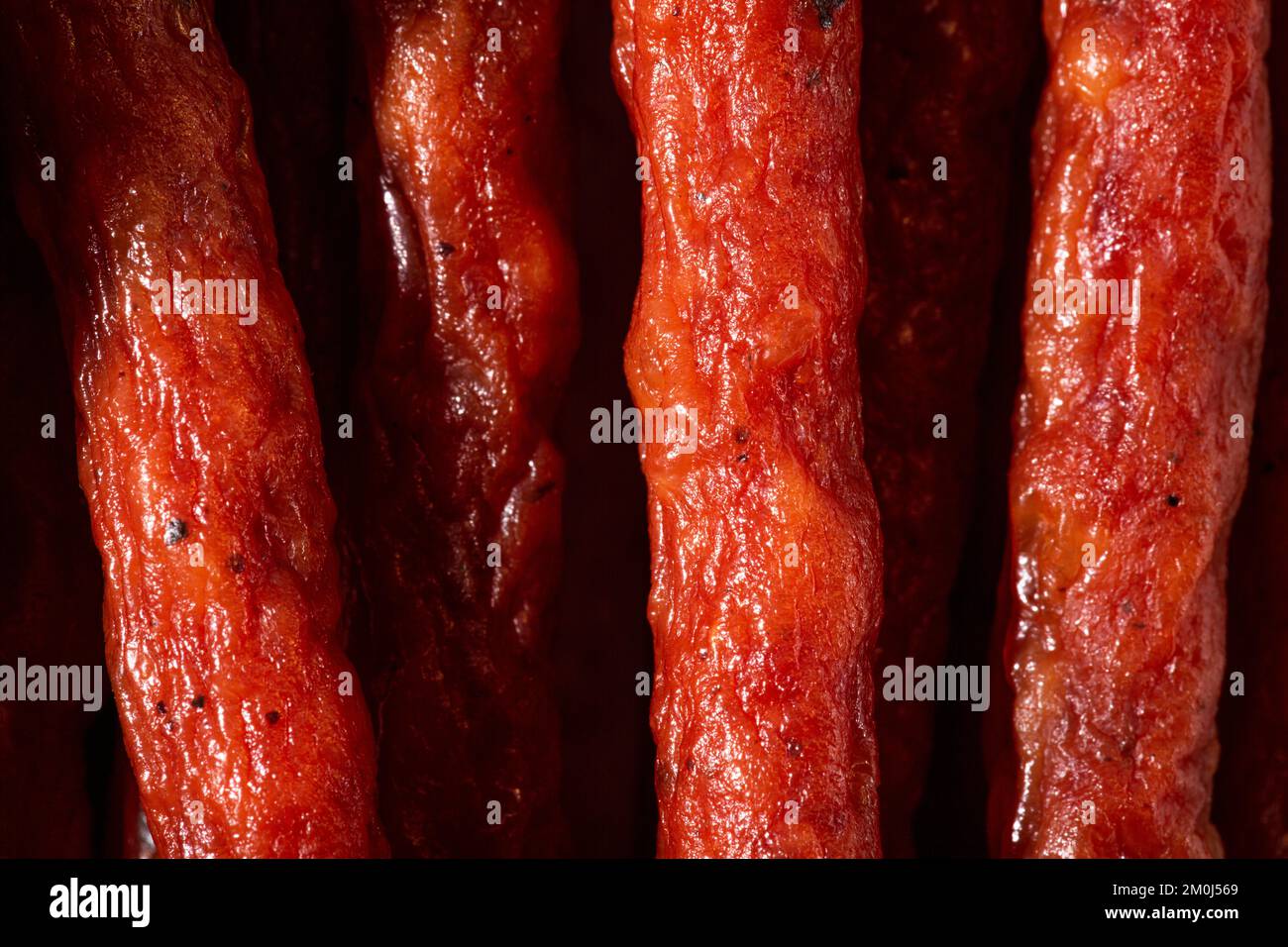 Die Konsistenz von Kabanos-Würsten als Hintergrund. Ein Schuss Kabanos-Würstchen aus nächster Nähe. Macro photo.Kabanos - Polnische dünne Würste. Stockfoto