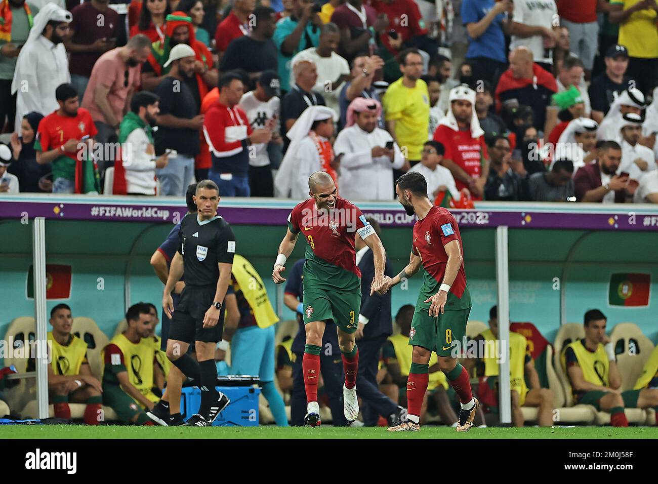 Lusail Stadium, Katar. 6.. Dezember 2022. FIFA-Weltmeisterschaft, letzte 16. Etappe, Portugal gegen die Schweiz: Pepe von Portugal feiert mit Bruno Fernandes Credit: Action Plus Sports/Alamy Live News, 2-0 Punkte für Portugal in der 33.. Minute Stockfoto