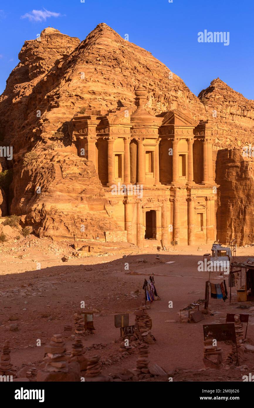 Das Kloster Ad Deir in der antiken Stadt Petra, Panoramablick auf den Sonnenuntergang in Jordanien, UNESCO-Weltkulturerbe Stockfoto