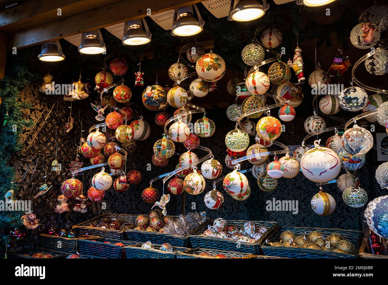 Weihnachtsdekorationen auf dem Wiener Weihnachtsmarkt. Wunderschöne Weihnachtsbälle, handgefertigt in Wien. Stockfoto