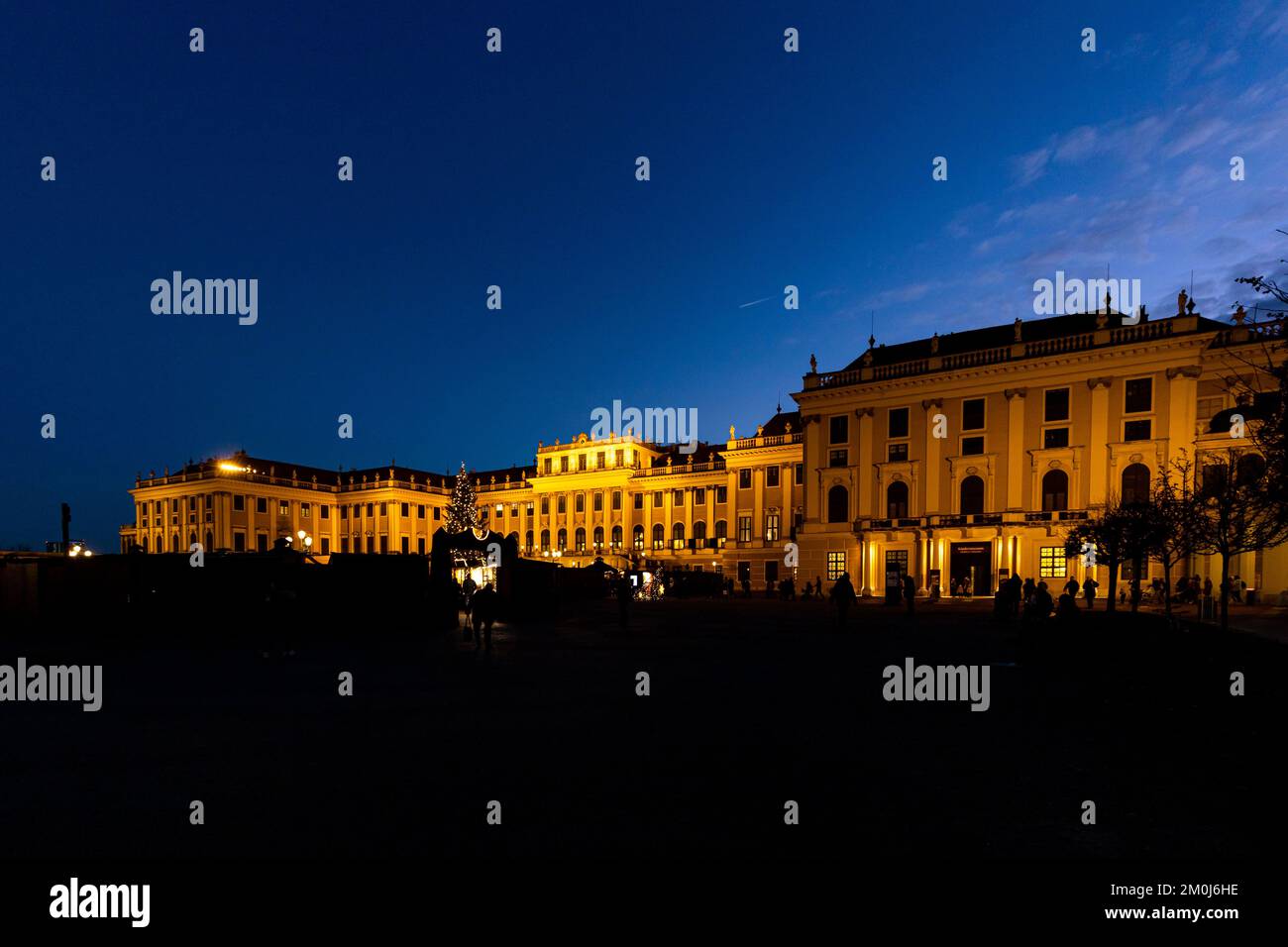 Stadtbild des Schlosses Schönbrunn in Wien zur blauen Stunde. Traditionelles Panorama des Weihnachtsmarkts auf der Burg Sissi in Wien. Stockfoto
