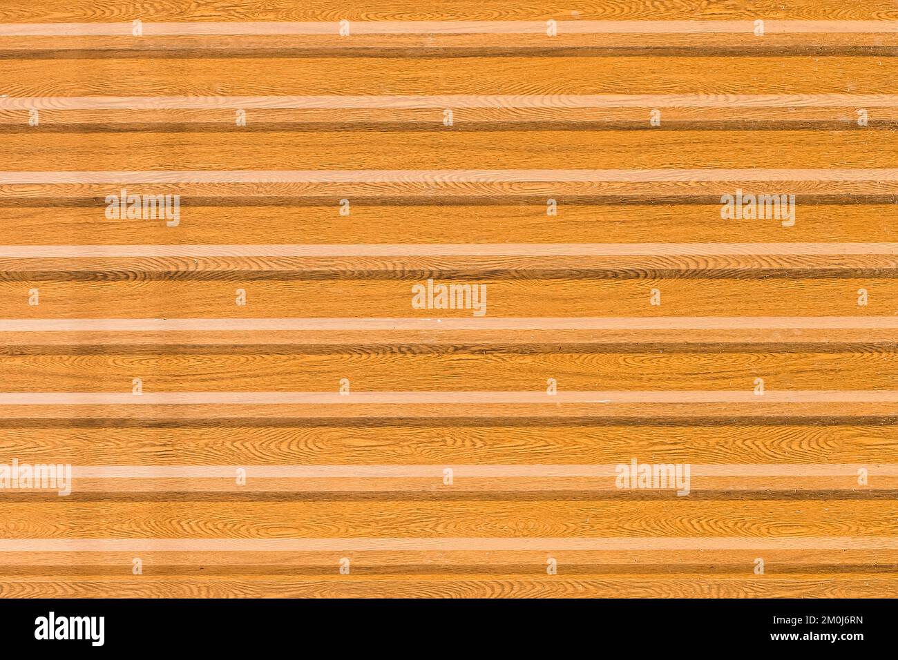 Hellbraun oder orange Metallzaun Oberfläche mit abstrakter Holzbeschichtung Wand Textur Hintergrund. Stockfoto