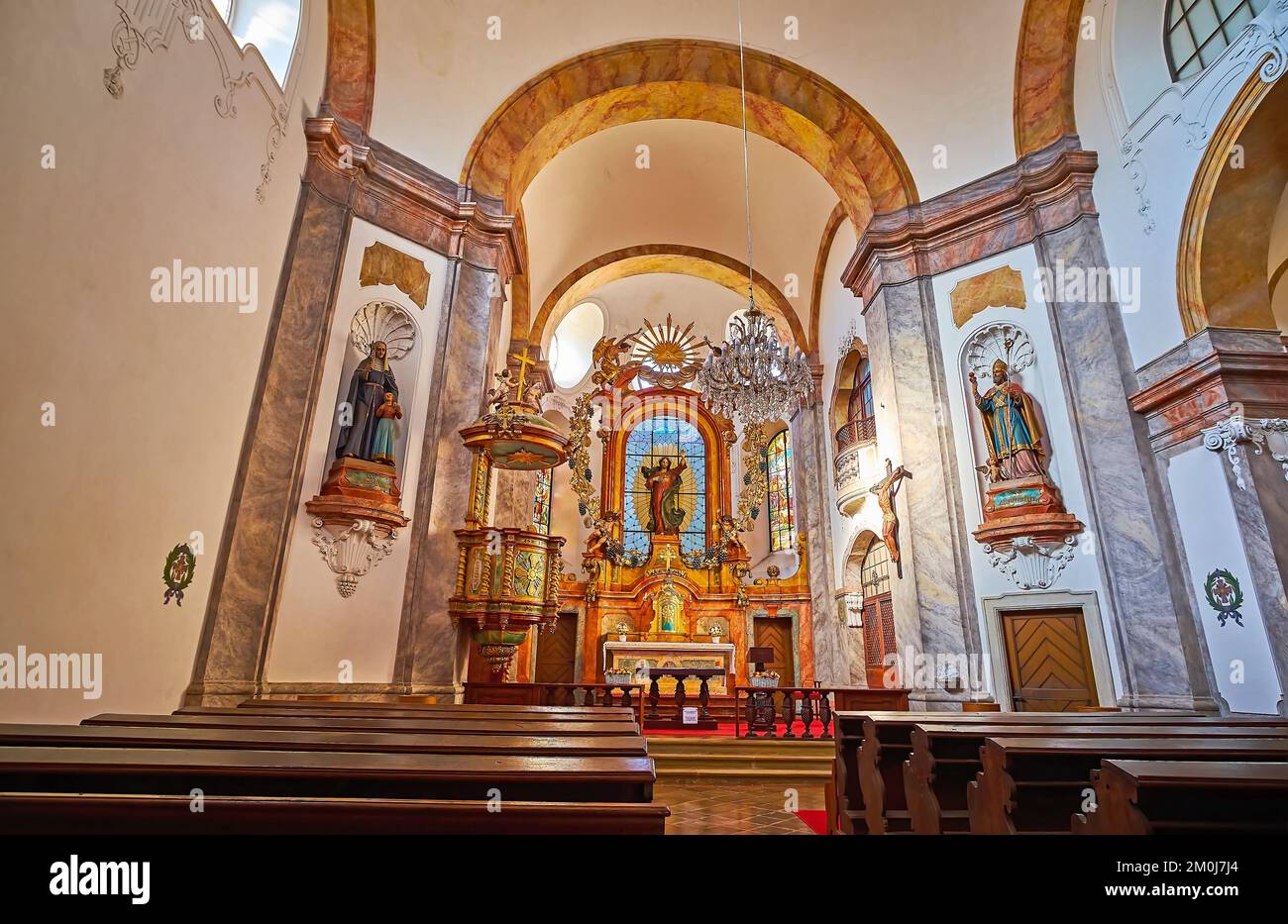 KUTNA HORA, TSCHECHISCHE REPUBLIK - 9. MÄRZ 2022: Das skulpturierte Innere der historischen Kirche des heiligsten Herzens unseres Herrn, am 9. März in Kutna Hora Stockfoto