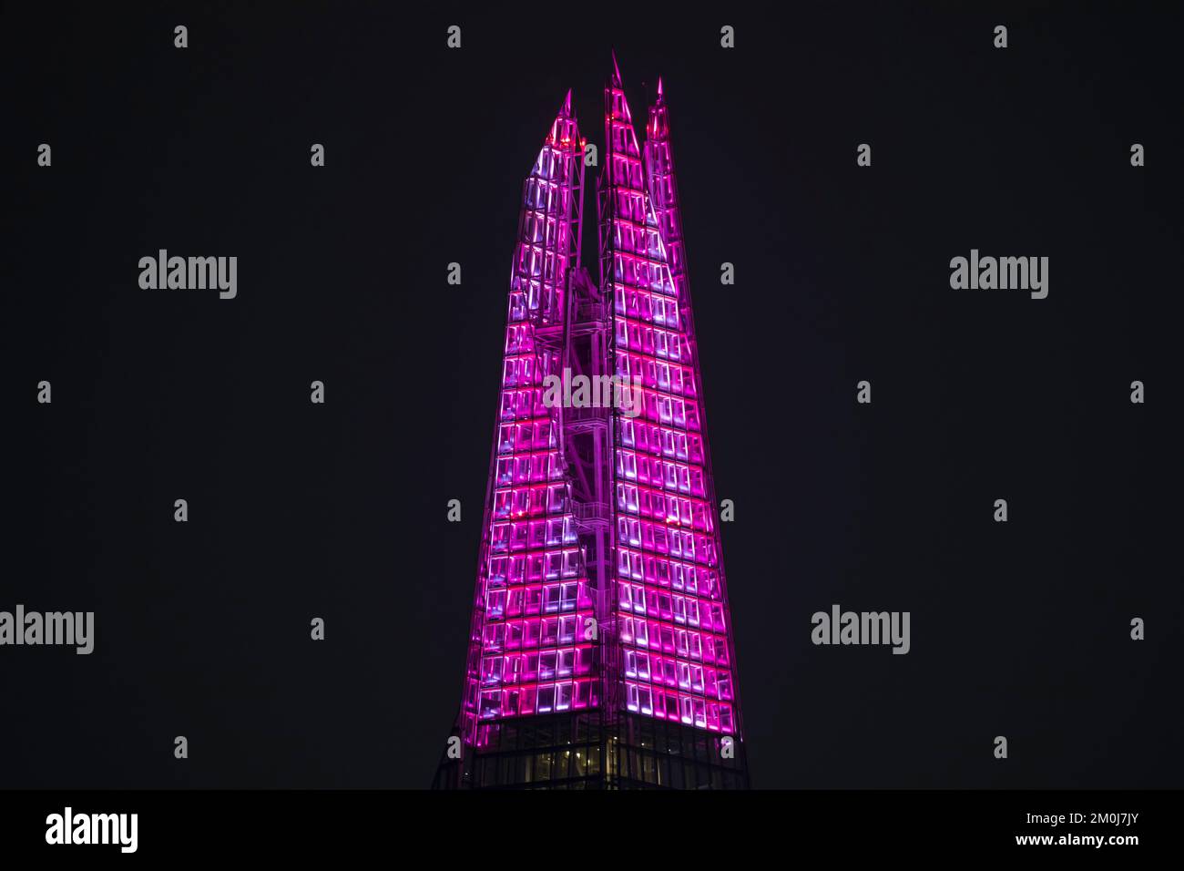 The Shard, London, Großbritannien. 6.. Dezember 2022. Das Shard Lights 2022-Display wurde eingeschaltet (1 Stunde zu spät) und beleuchtete die oberen 20 Stockwerke des höchsten Gebäudes Westeuropas, um die Hauptstadt zu Weihnachten zu feiern. Die Ausstellung ist aus einer Entfernung von mehr als 40 km zu sehen und wird jeden Abend von 5,30pm UHR bis Silvester fortgesetzt. Kredit: Stuart Robertson/Alamy Live News. Stockfoto