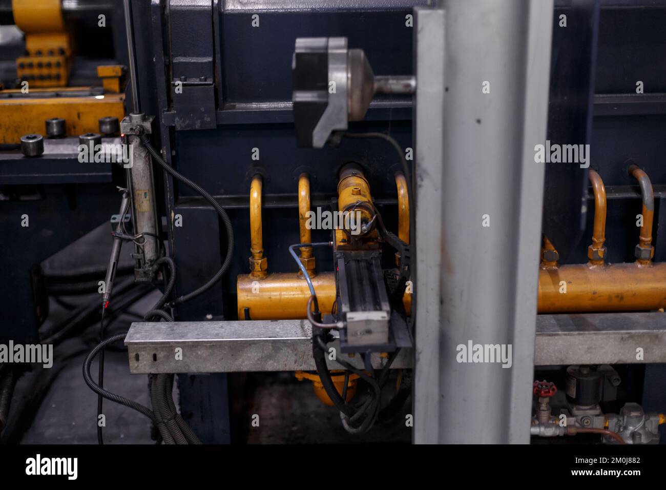 Das Innere ist moderne Ausrüstung in der Fabrik, experimentelle Ausrüstung. Arbeiten Sie mit Metall Stockfoto