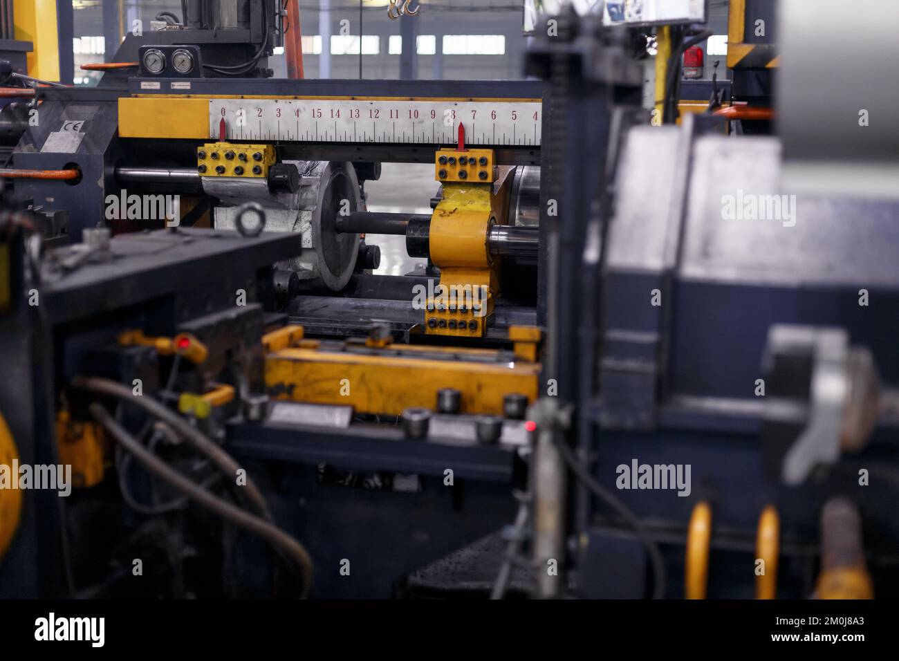Das Innere ist moderne Ausrüstung in der Fabrik, experimentelle Ausrüstung. Arbeiten Sie mit Metall Stockfoto