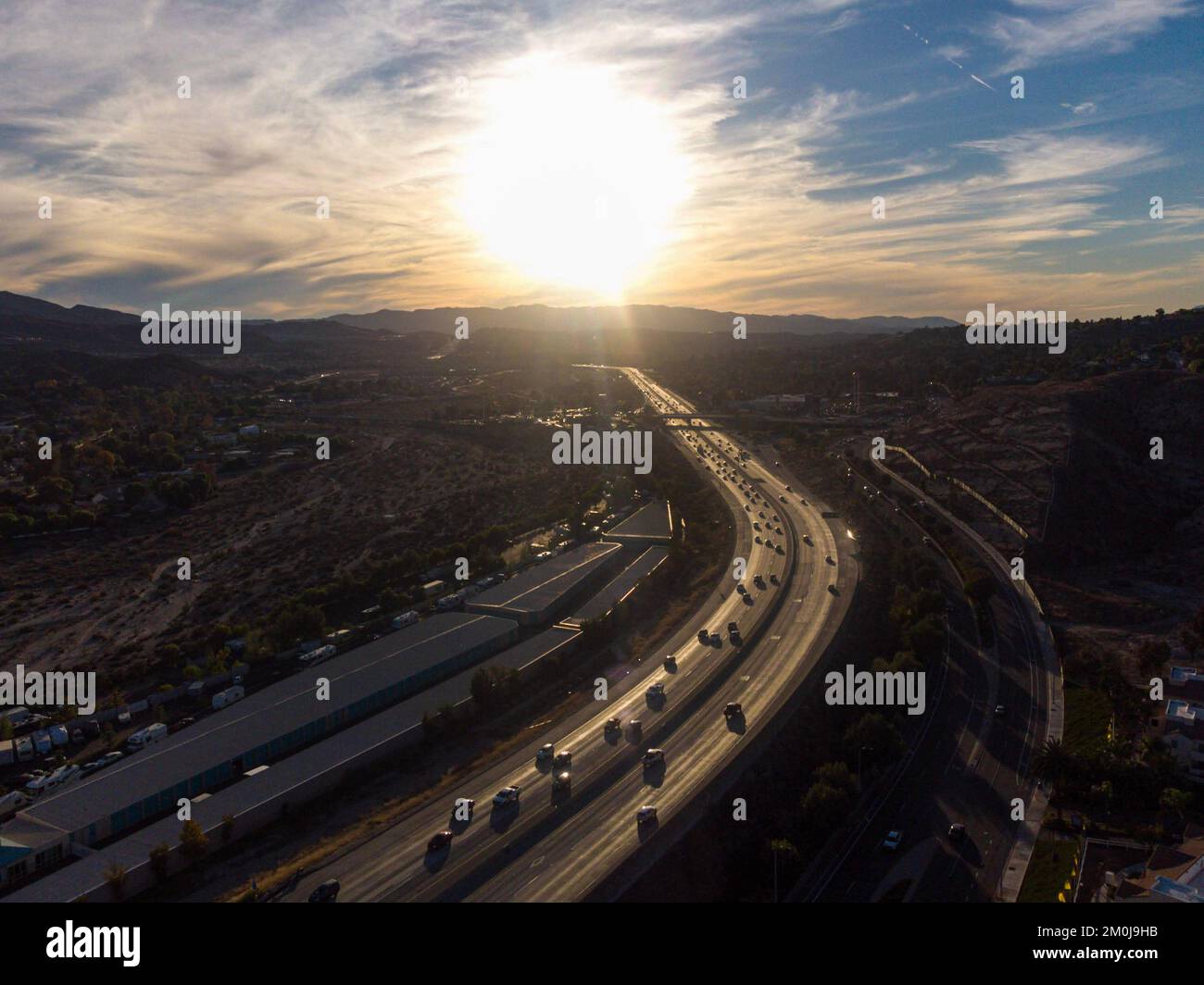 Ein Blick aus der Vogelperspektive auf eine Autobahn in der Nähe des Waldes im Canyon Country, USA Stockfoto