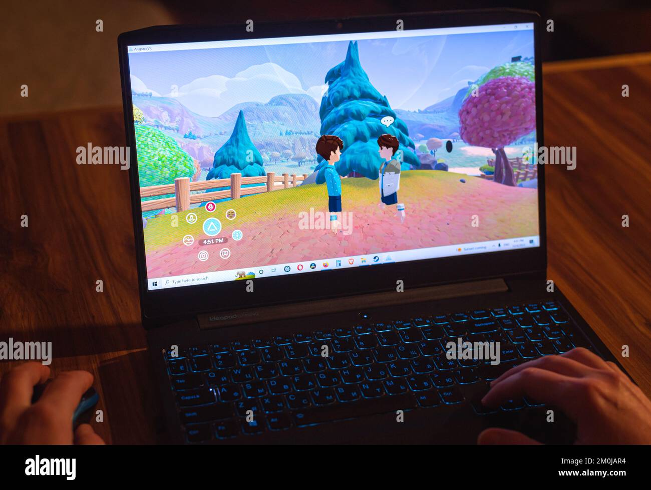 Zwei Personen treffen sich am 4. Dezember 2022 in Metaverse von AltspaceVR in Tiflis, Georgia. Stockfoto