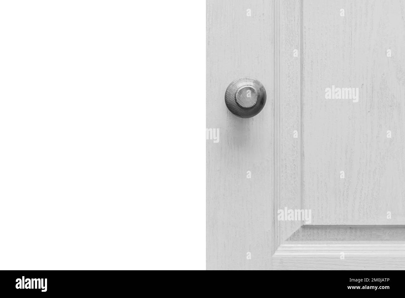 Graue Holztür, Element des Zimmerausgangs im Innenraum, offene Haustür, weißer isolierter Hintergrund. Stockfoto