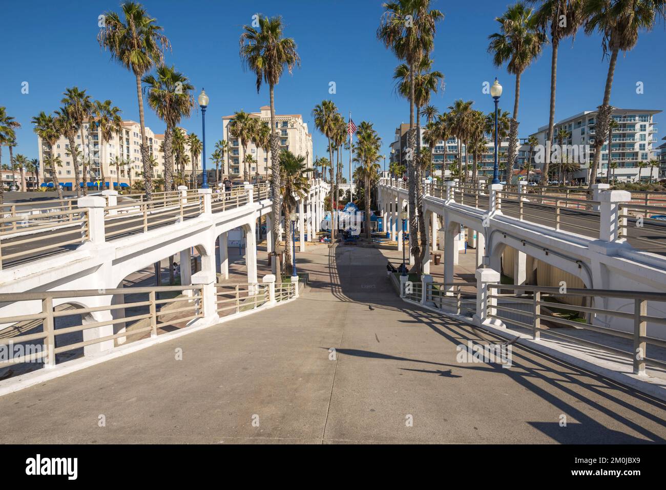 Ein Blick auf die Gehwege, die zum Oceanside Pier führen. Oceanside, Kalifornien, USA. Stockfoto