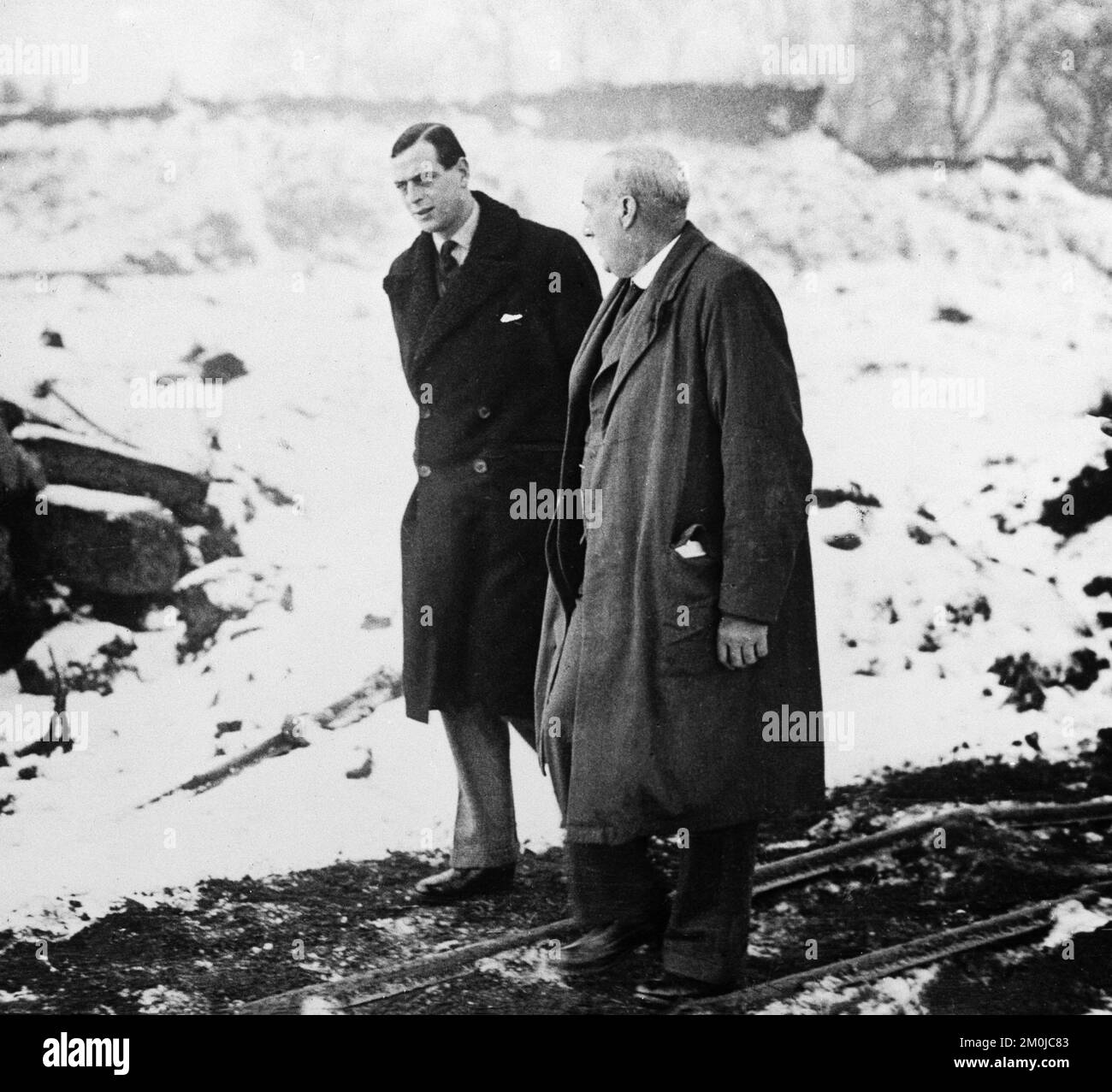 Klassisches Schwarz-Weiß-Foto, das am 18.. Dezember 1935 aufgenommen wurde und Prince George, den Herzog von Kent, bei einem Besuch im Waingroves Brickyard in Codnor in Derbyshire, England, zeigt. Der Herzog starb bei einem Flugzeugabsturz, während er 1942 in der Royal Air Force diente. Stockfoto