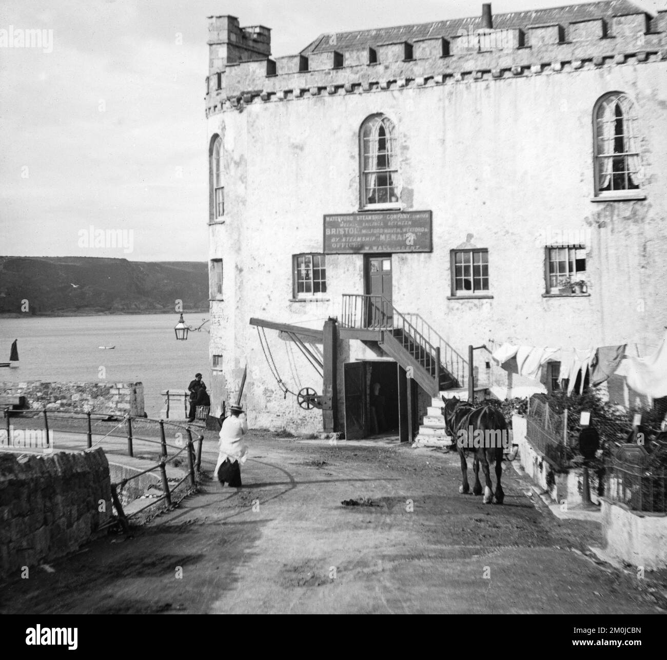 Altes Schwarz-Weiß-Foto aus dem späten 19.. Jahrhundert mit den Büros der Waterford Steamship Company in Waterford, Republik Irland. Auf dem Schild über der Tür steht "WATERFORD STEAMSHIP COMPANY LIMITED. WÖCHENTLICHE FAHRTEN ZWISCHEN BRISTOL, MILFORD HAVEN, WEXFORD MIT DEM DAMPFSCHIFF „MENAPIA“. BÜROS W.WALL AGENT“ Stockfoto