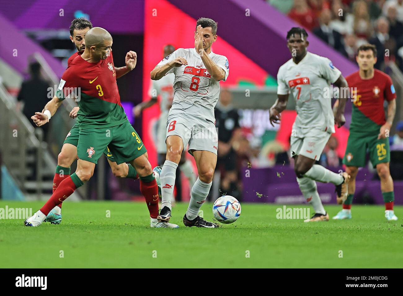 Lusail Stadium, Katar. 6.. Dezember 2022. FIFA Weltmeisterschaft, letzte 16. Etappe, Portugal gegen die Schweiz: Pepe opf Portugal fordert Remo Freuler von der Schweiz heraus Kredit: Action Plus Sports/Alamy Live News Stockfoto