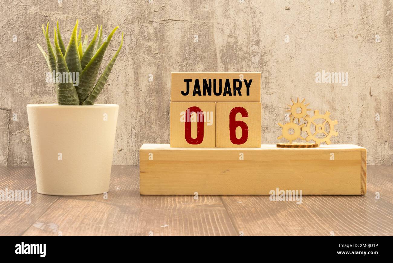 Würfelförmiger Kalender für Januar 06 auf Holzfläche mit leerem Platz für Text, würfelförmiger Kalender für Januar auf Holzhintergrund Stockfoto