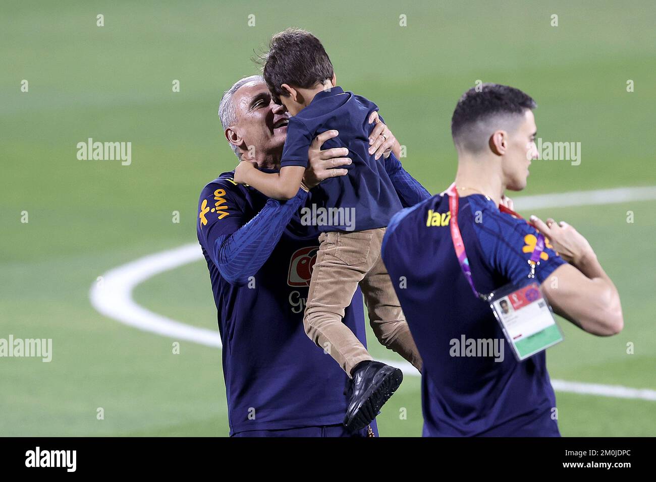 Cheftrainer der brasilianischen Tite spielt am 6. Dezember 2022 mit Kindern während des brasilianischen Trainings im Al Arabi SC Stadium in Doha, Katar. Foto: Goran Stanzl/PIXSELL Stockfoto