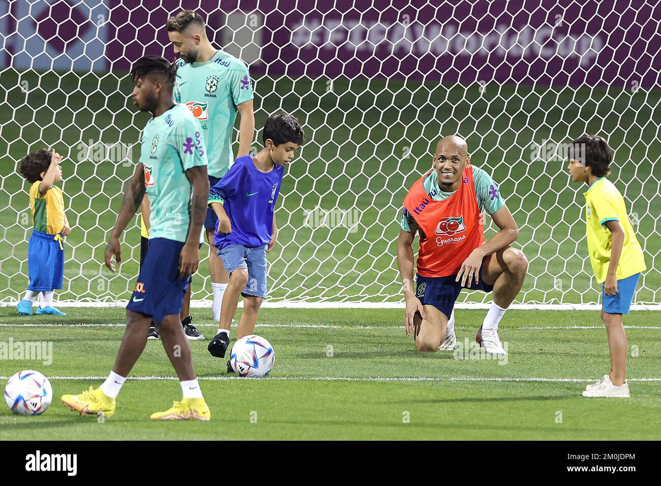 Fabinho aus Brasilien spielt am 6. Dezember 2022 mit Kindern während des brasilianischen Trainings im Al Arabi SC Stadium in Doha, Katar. Foto: Goran Stanzl/PIXSELL Stockfoto