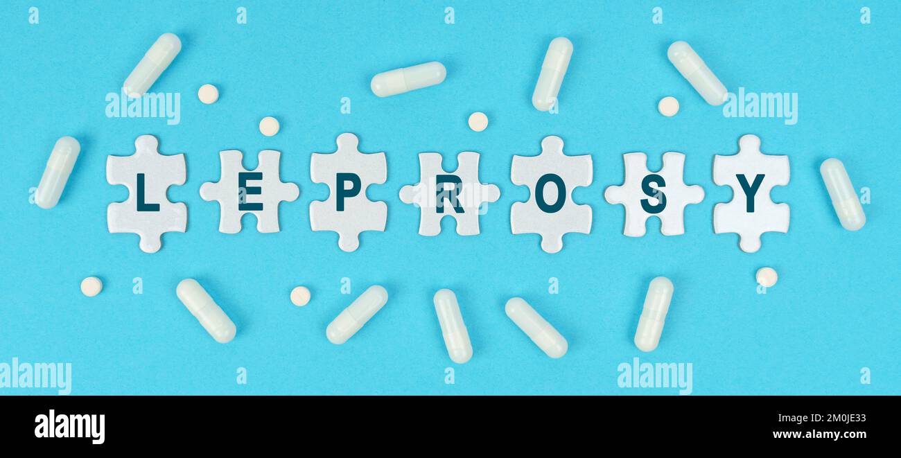Medizin und Gesundheit. Auf blauem Hintergrund gibt es Pillen und Puzzles mit der Inschrift - LEPRA Stockfoto