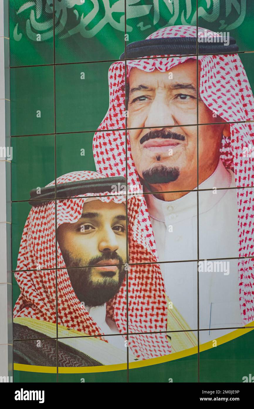 Große Reklametafel mit König Salman und Kronprinz Mohammed in Riad, Saudi-Arabien. Stockfoto