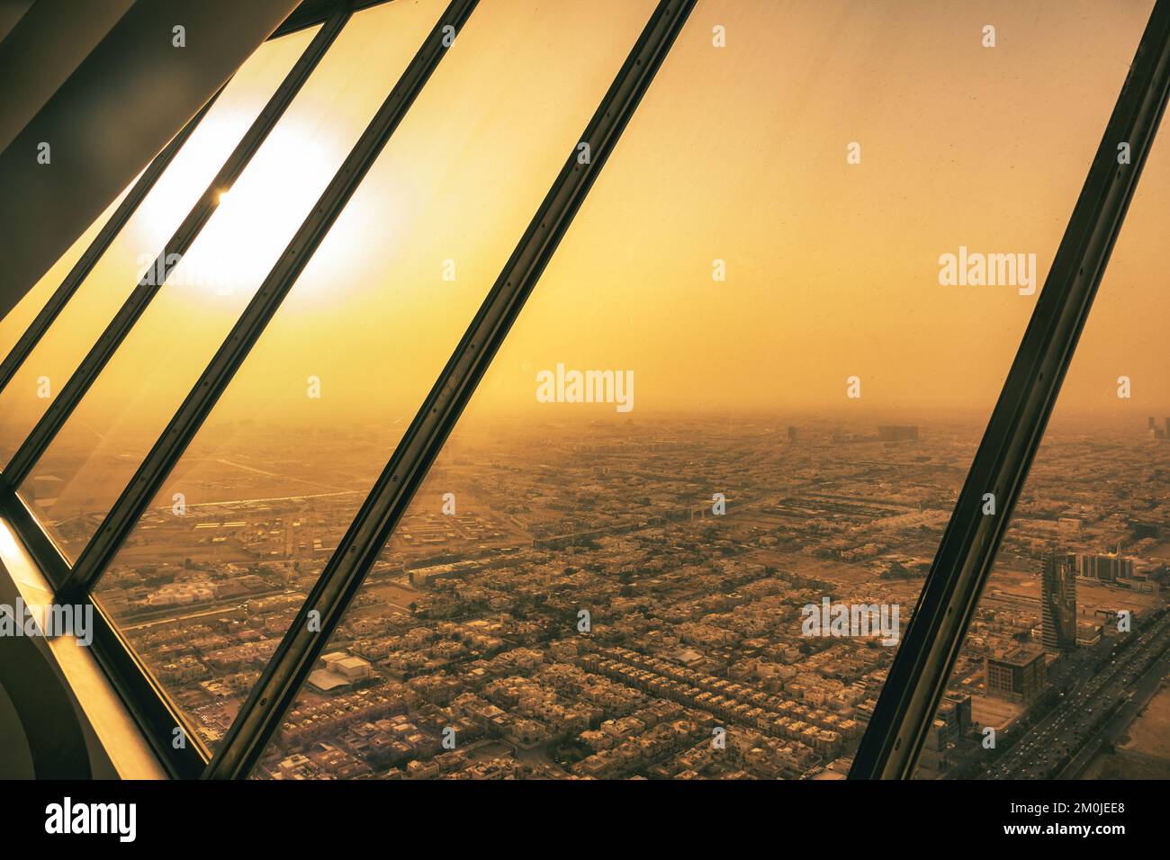 Blick von der Aussichtsplattform der Sky Bridge im Kingdom Centre Tower in Riad Saudi-Arabien bei Sonnenuntergang. Stockfoto