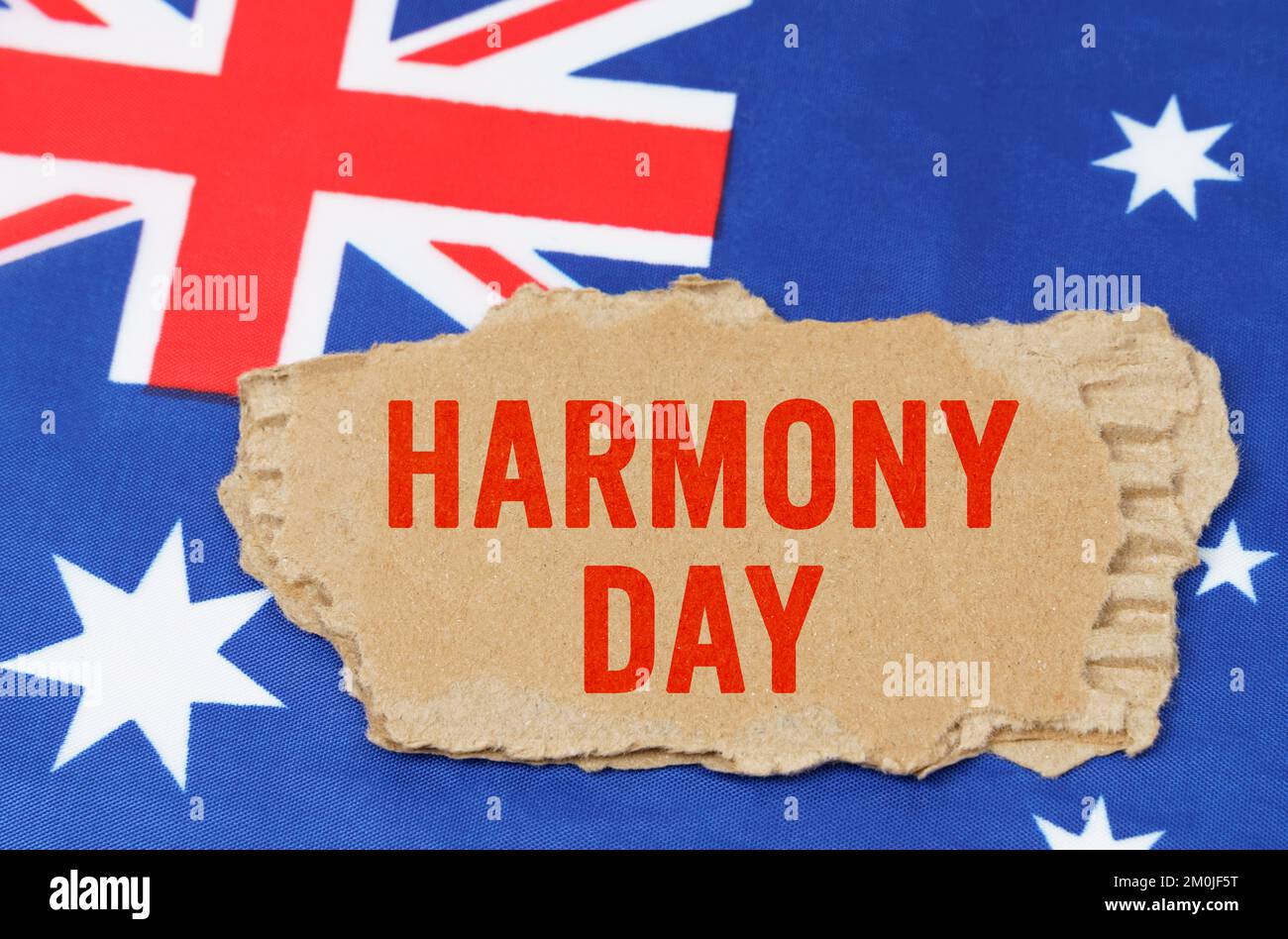 Australische Nationalfeiertage. Vor dem Hintergrund der australischen Flagge liegt Pappe mit der Inschrift "Harmony Day" Stockfoto Australische Nationalfeiertage. Vor dem Hintergrund der australischen Flagge liegt Pappe mit der Inschrift "Harmony Day" Stockfoto