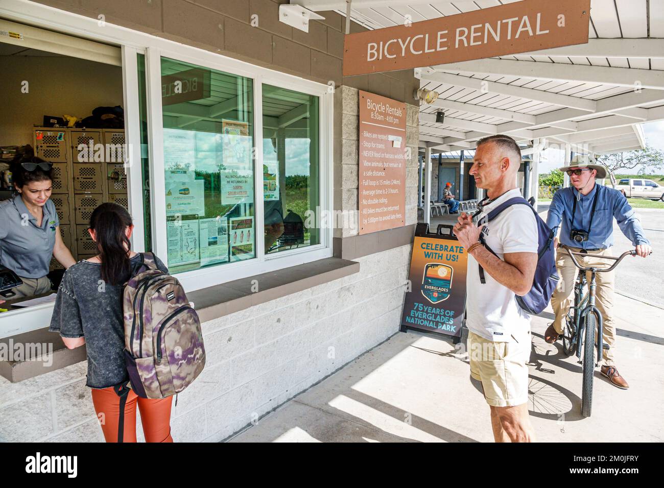 Everglades National Park Miami Florida, Tamiami Trail US Route 41 Shark Valley Visitors Center Center Fahrradverleih Schalter Schalter Business Line Schlange Stockfoto