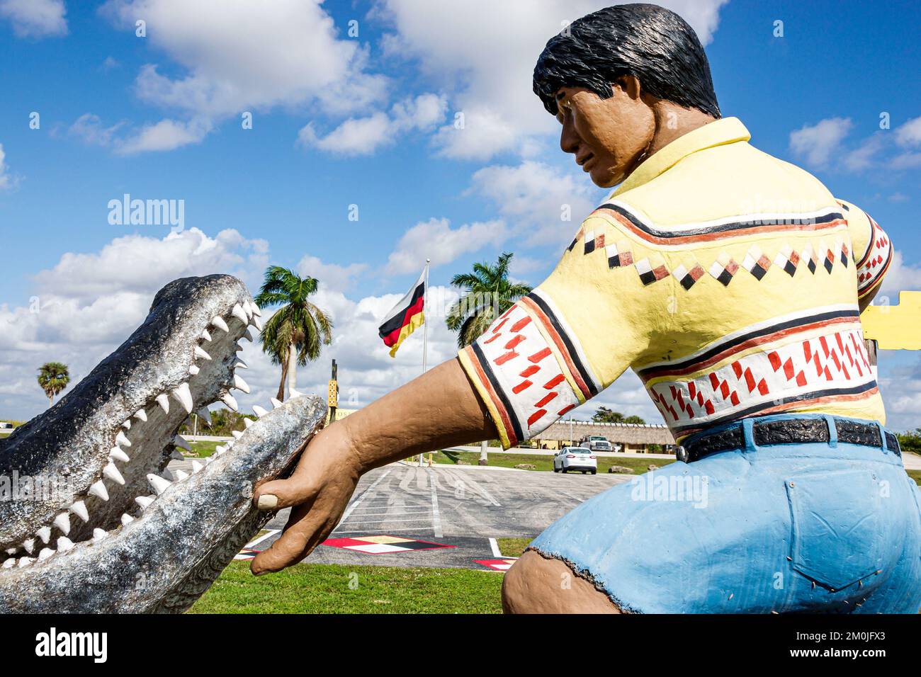 Everglades Miami Florida, Tamiami Trail US Route 41 Miccosukee Indianerreservat Indianerdorf Statue Skulpturenmann Männer männliche Erwachsene Stockfoto