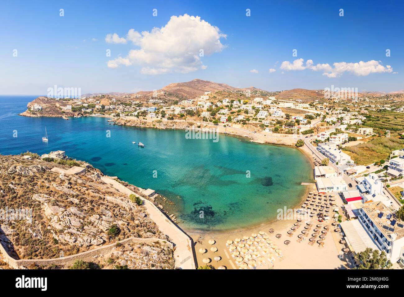 Der Sandstrand Vari auf der Insel Syros, Griechenland Stockfoto