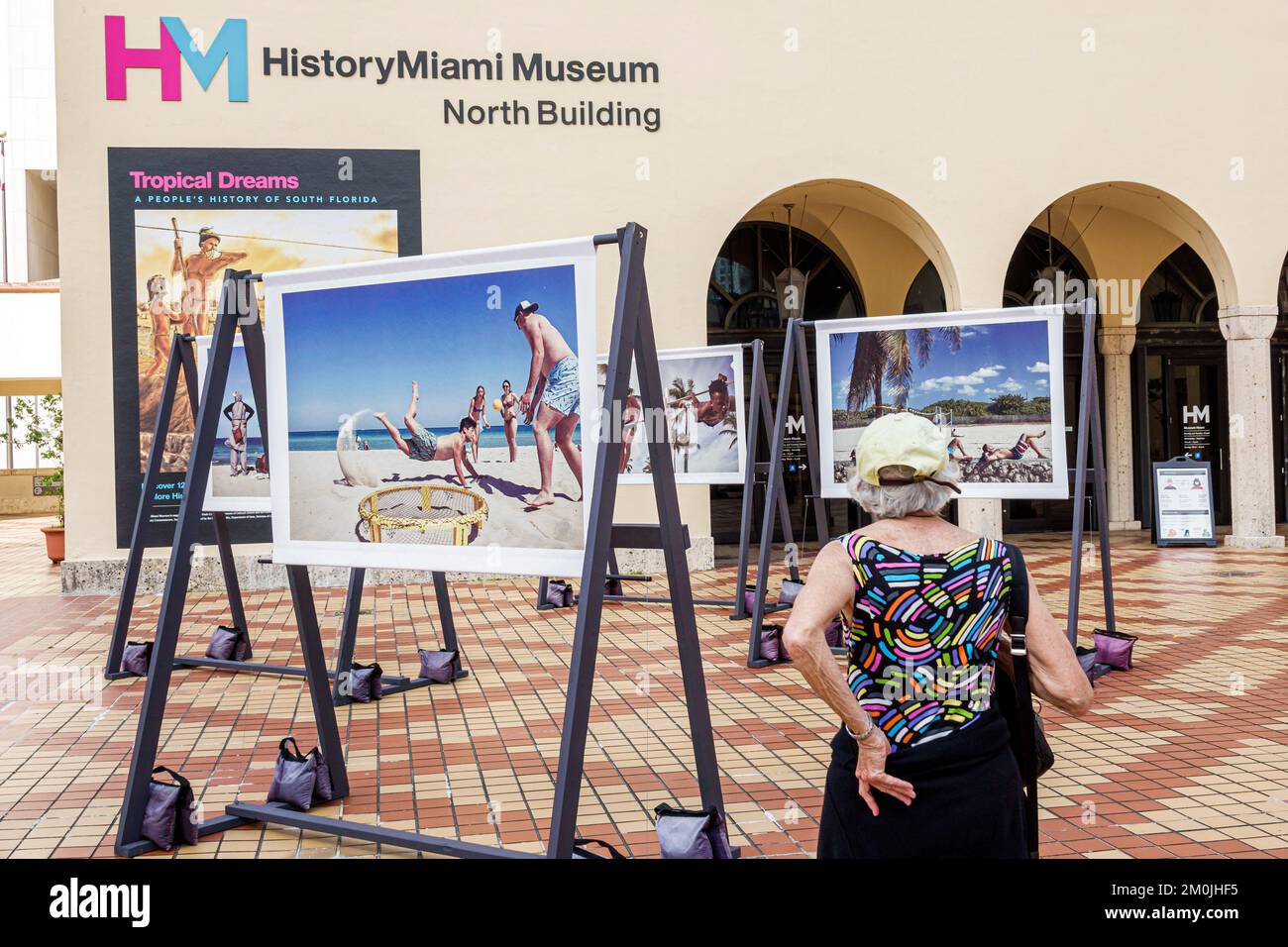 Miami Florida, HistoryMiami History Museum Miami Street Photography Festival Ausstellung, vor dem Haupteingang Gebäude, Senior senio Stockfoto