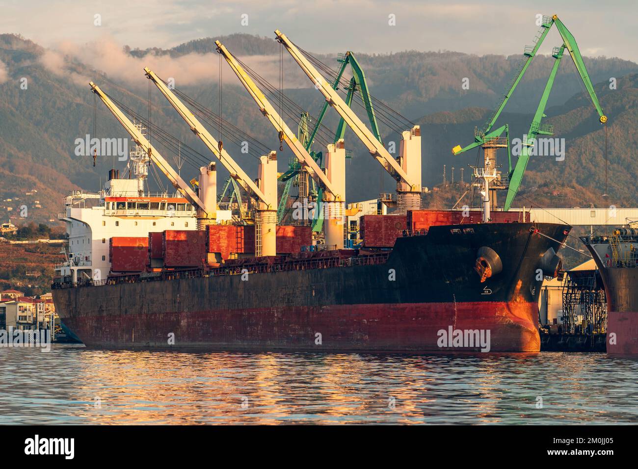 Frachtschiff im Industriehafen. Logistik, Import- und Exporthandel, internationales Transportkonzept. Stockfoto