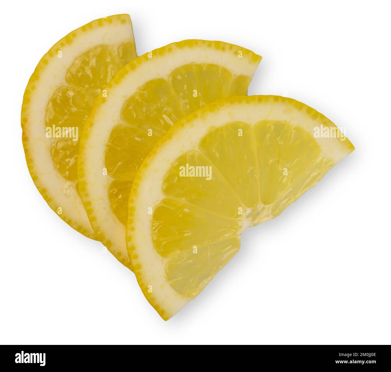 Zitronenscheiben, drei frische, halbkreisförmige, rohe Zitrusscheiben. Stockfoto