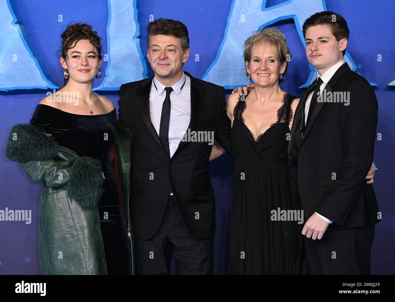 6.. Dezember 2022, London, Großbritannien. Lorraine Ashbourne, Andy Serkis, Ruby Ashbourne Serkis und Louis Ashbourne Serkis erreichen Avatar, Way of Water World Premiere, Odeon Luxe, Leicester Square, London. Kredit: Doug Peters/EMPICS/Alamy Live News Stockfoto