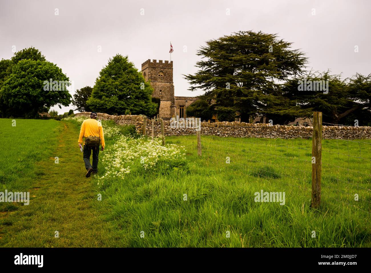 St. Michaels and All Angels Church entlang des öffentlichen Weges des Warden's Way in Guiting Power, Cotswold District, England. Stockfoto