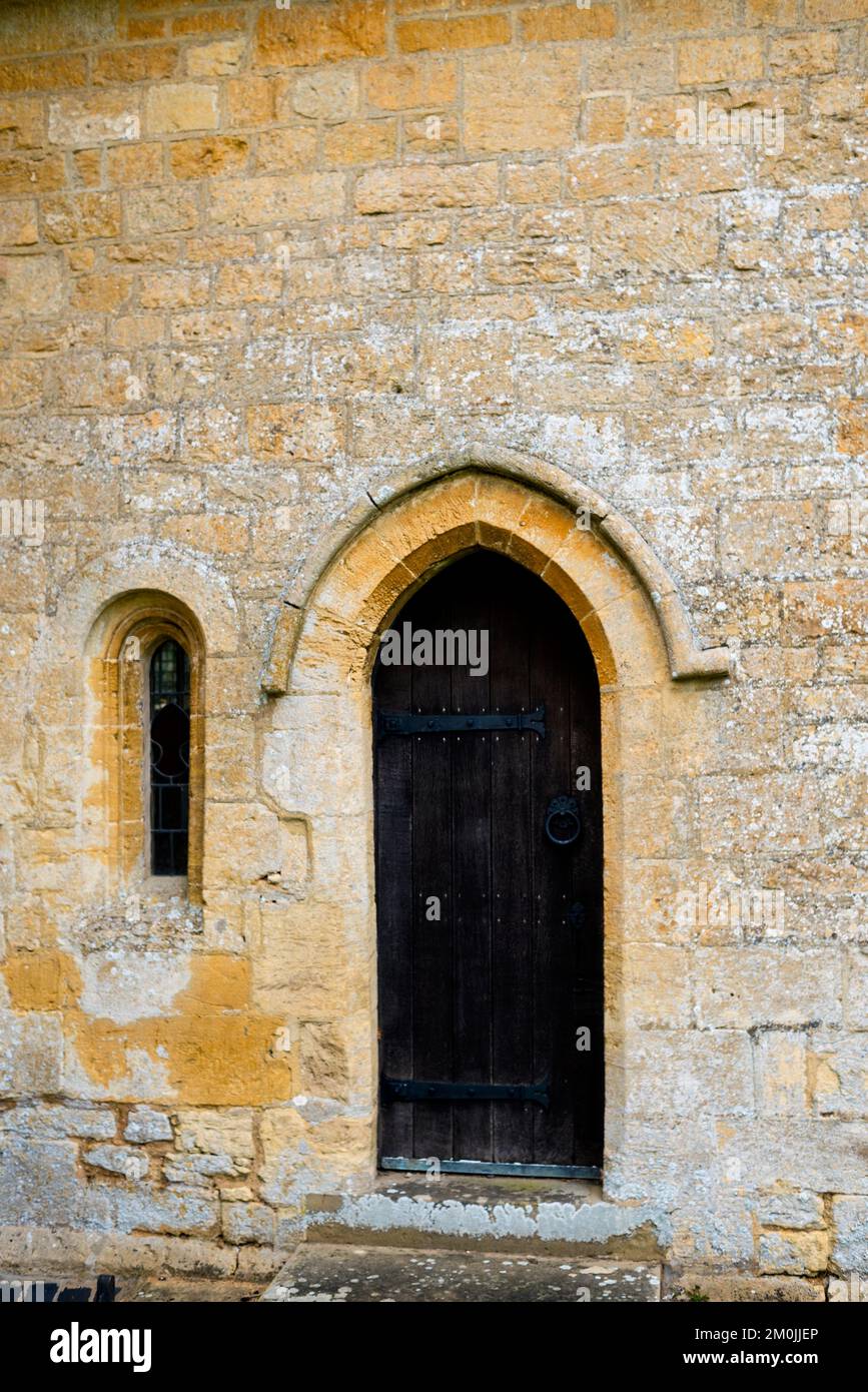 Lancet-Fenster und spitz gewölbter Eingang bei St. Michaels und All Angels's Church in Guiting Power, Cotswolds District, England. Stockfoto