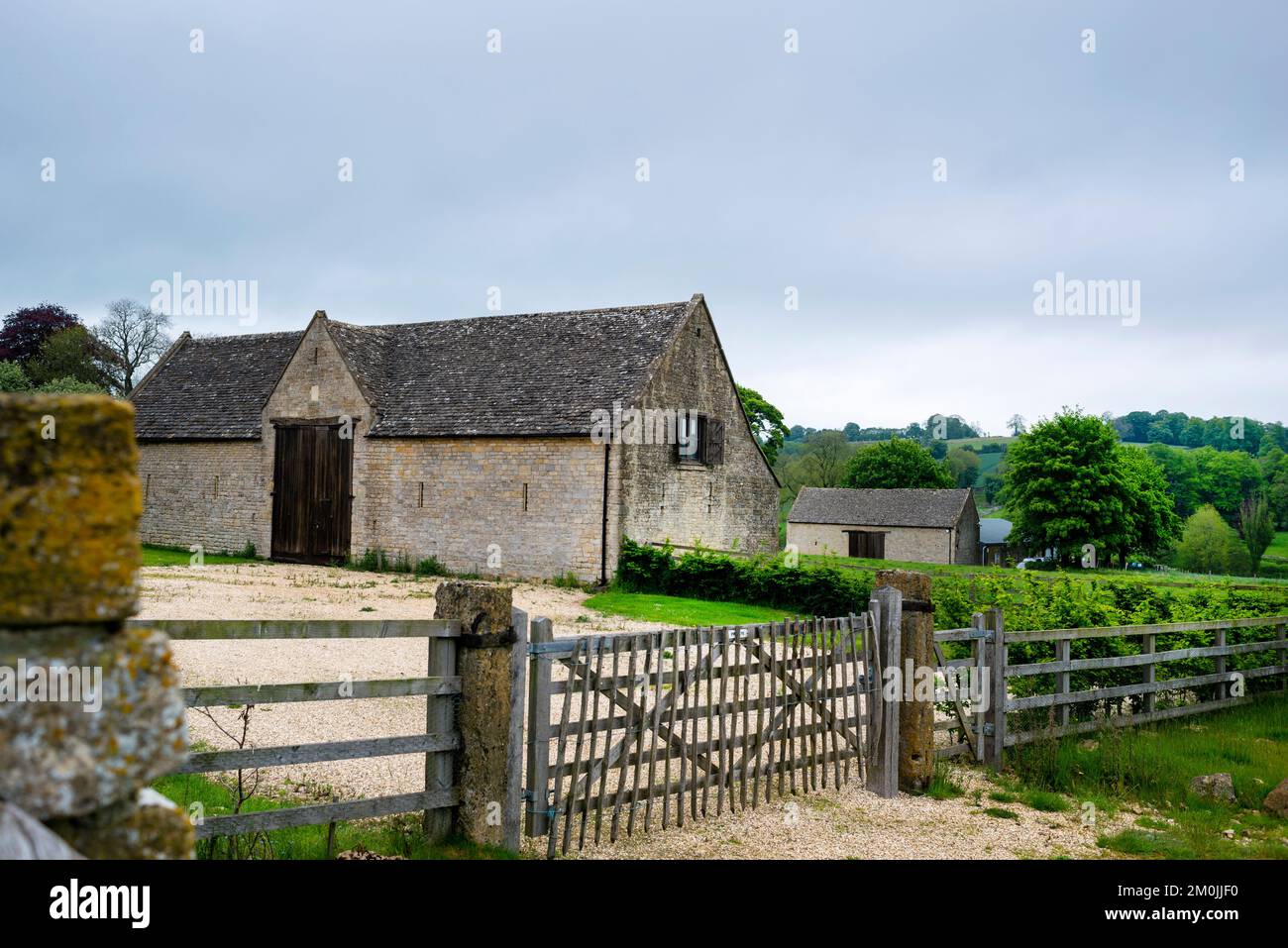 Guiting Power Steinscheune im Dorf Cotswold entlang des Wardens Way öffentliche Fernwanderwege im Südwesten Englands. Stockfoto