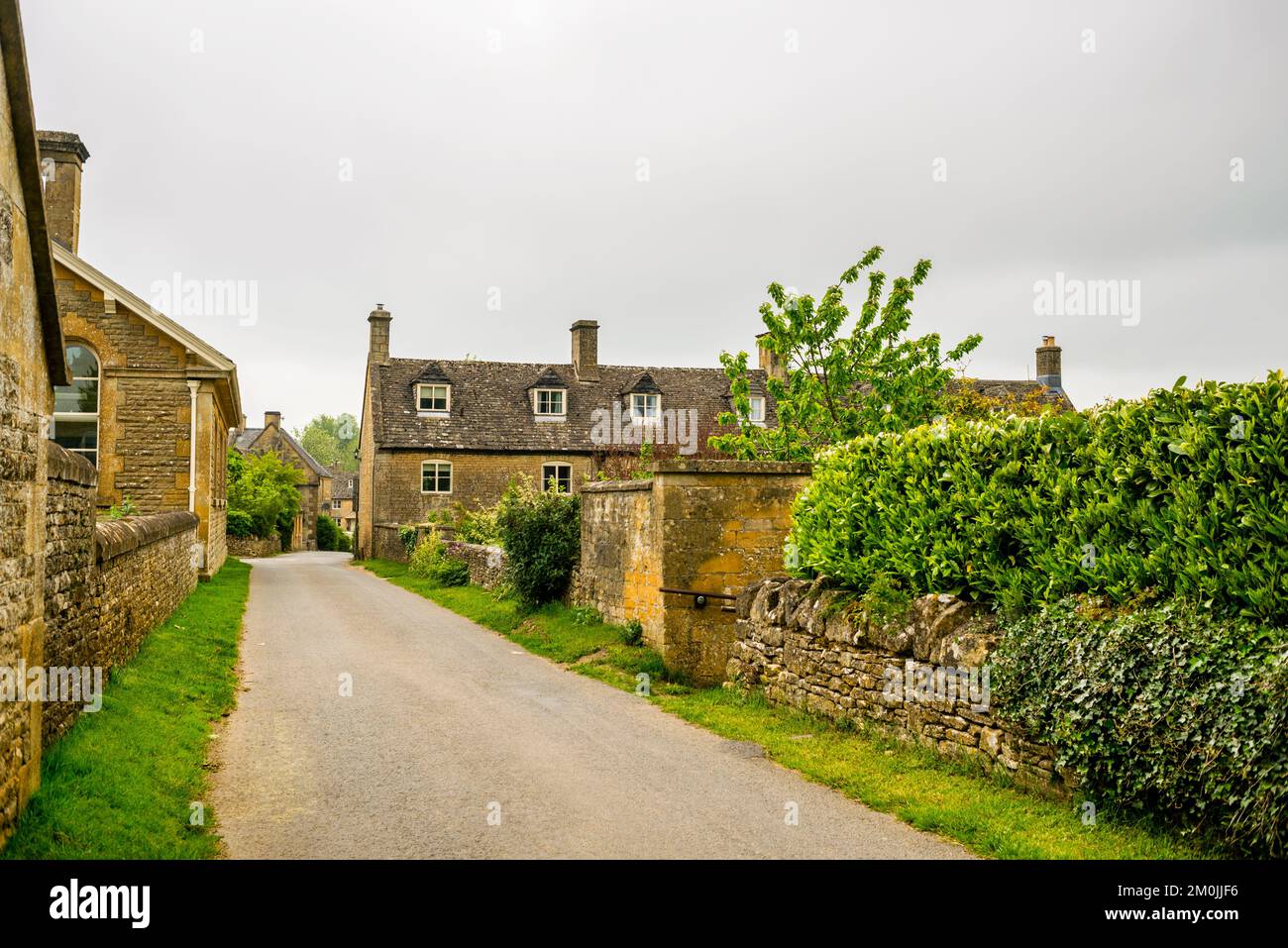Öffentlicher Wanderweg The Warden's Way durch das Cotswold-Dorf Guiting Power, England. Stockfoto