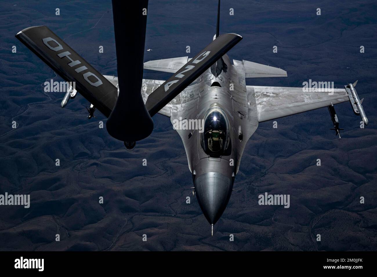 Luftwaffenstützpunkt Holloman, New Mexico, USA. 15.. November 2022. Eine F-16 Viper vom 314.. Kampfgeschwader auf dem Luftwaffenstützpunkt Holloman, New Mexico, bereitet sich darauf vor, von einem KC-135 Stratotanker vom 121. Air Tanken Flügel auf dem Luftwaffenstützpunkt Rickenbacker Air National Guard Base, Columbus, Ohio, über New Mexico, November, betankt zu werden. 15, 2022. Tankflugzeuge wie der KC-135 ermöglichen es anderen Flugzeugen, längere Zeit in der Luft zu bleiben, ohne landen und auftanken zu müssen. Kredit: USA Air Force/ZUMA Press Wire Service/ZUMAPRESS.com/Alamy Live News Stockfoto