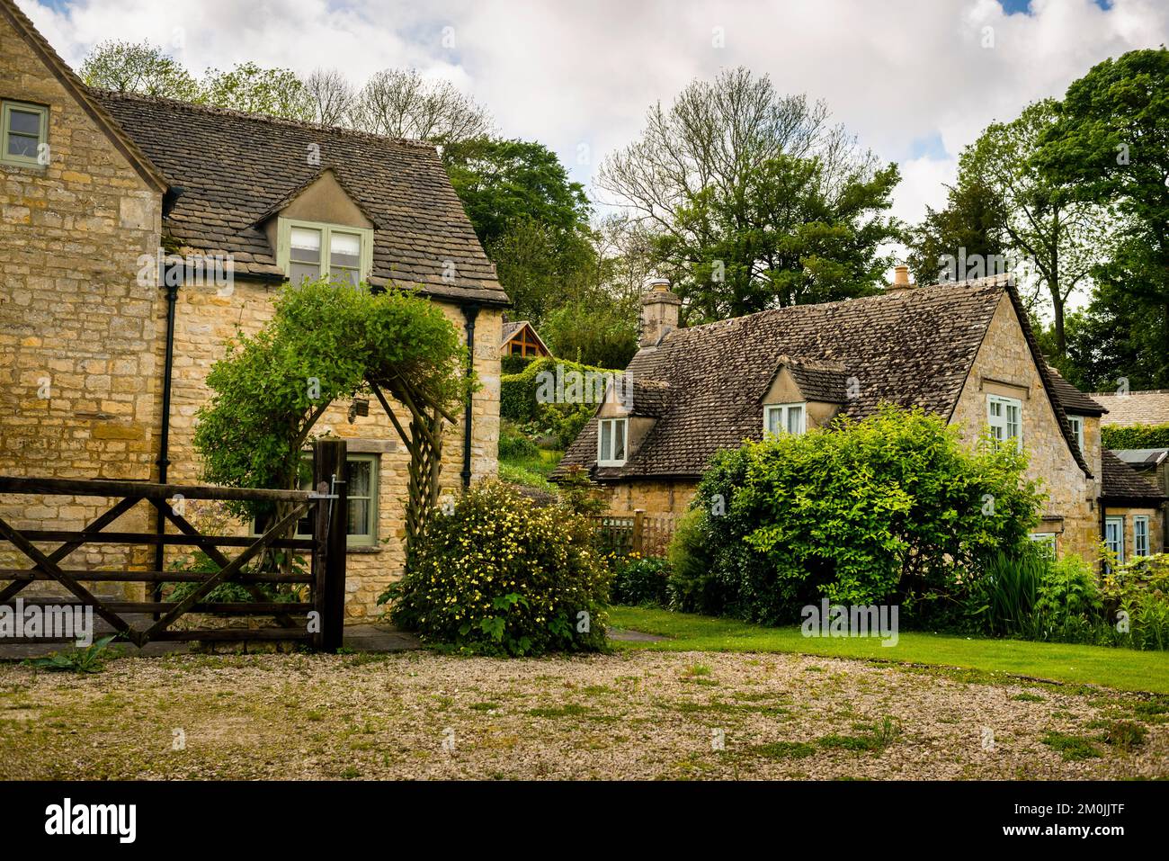 Steinhäuser in Guiting Power, Cotswolds District, England. Stockfoto