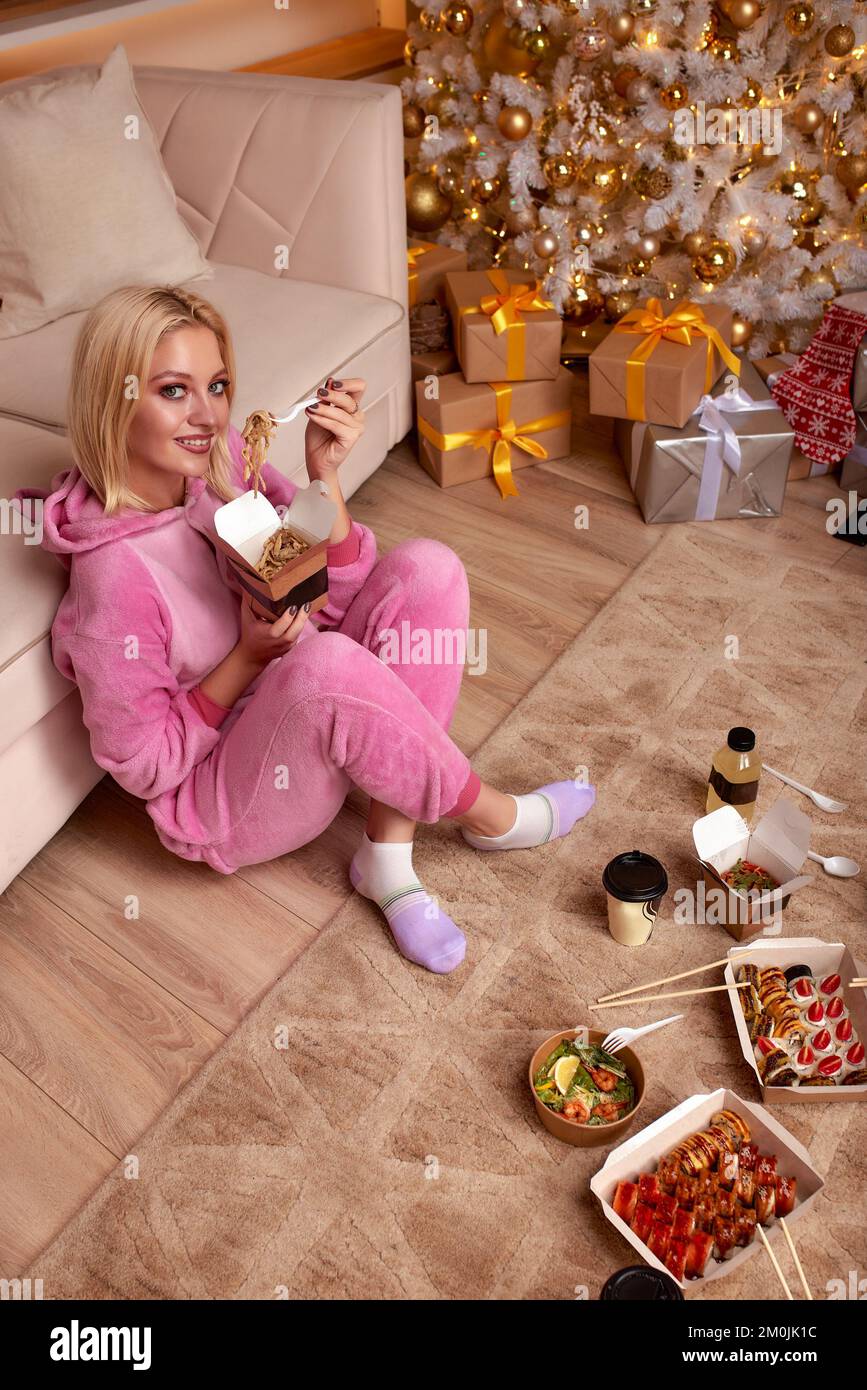 Frau isst Sushi, asiatisches Restaurant, romantischer Abend, Sushi mit Essstäbchen, Sushi-Lieferung und Essen zum Mitnehmen, zu Hause essen, romantisches Abendessen Stockfoto