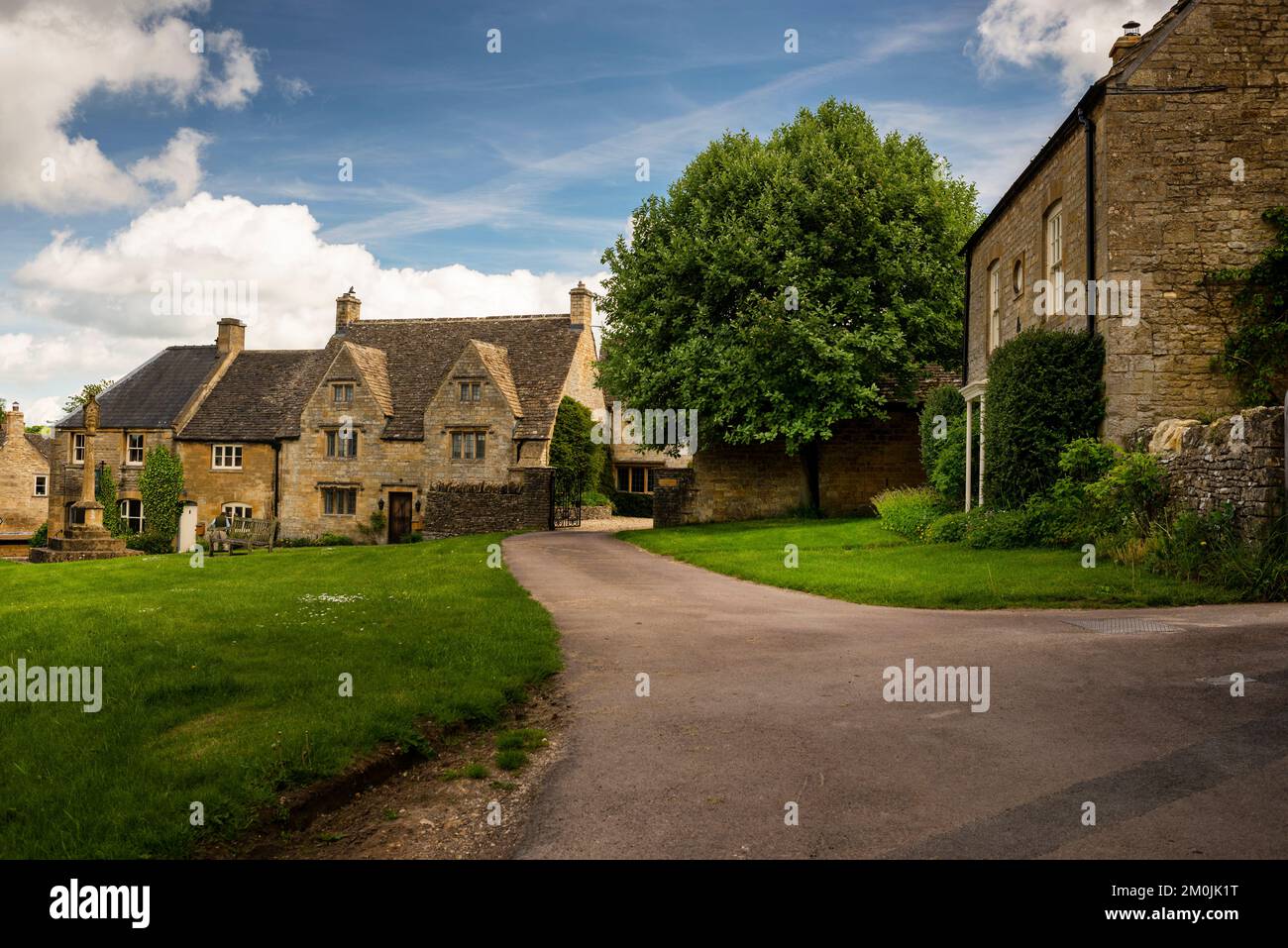 Englische Architektur im Cotswolds-Dorf Guiting Power, England. Stockfoto