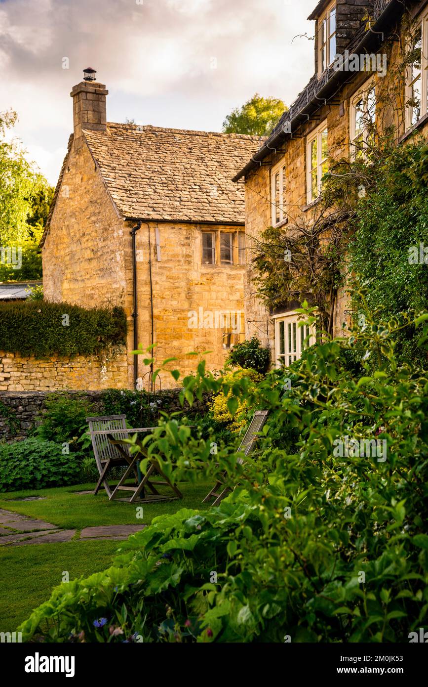 Englische Steindach-Storybook-Architektur in Guiting Power in den Cotswolds. Stockfoto
