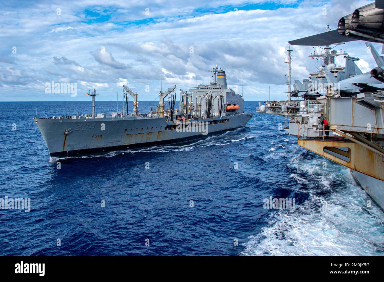 Philippinen-Meer. 23.. November 2022. Die USNS Rappahannock (T-AO 204), der Flottenauffüllungsöler des militärischen Sealift-Kommandos, strömt neben den USA Der einzige Flugzeugträger der Navys, USS Ronald Reagan (CVN 76), vor einer Betankung auf See in der Philippinischen See, November. 23. Commander, Logistics Group Western Pacific/Task Force 73 ist die USA Marineflieger-Organisation für mobile Logistik für die Seeschifffahrt, die den Betrieb der siebten Flotte unterstützt. Das Unternehmen befindet sich in Südostasien, COMLOG WESTPAC, in Zusammenarbeit mit dem militärischen Sealift-Kommando Far East und versorgt die USA logistisch Navy Depl Stockfoto