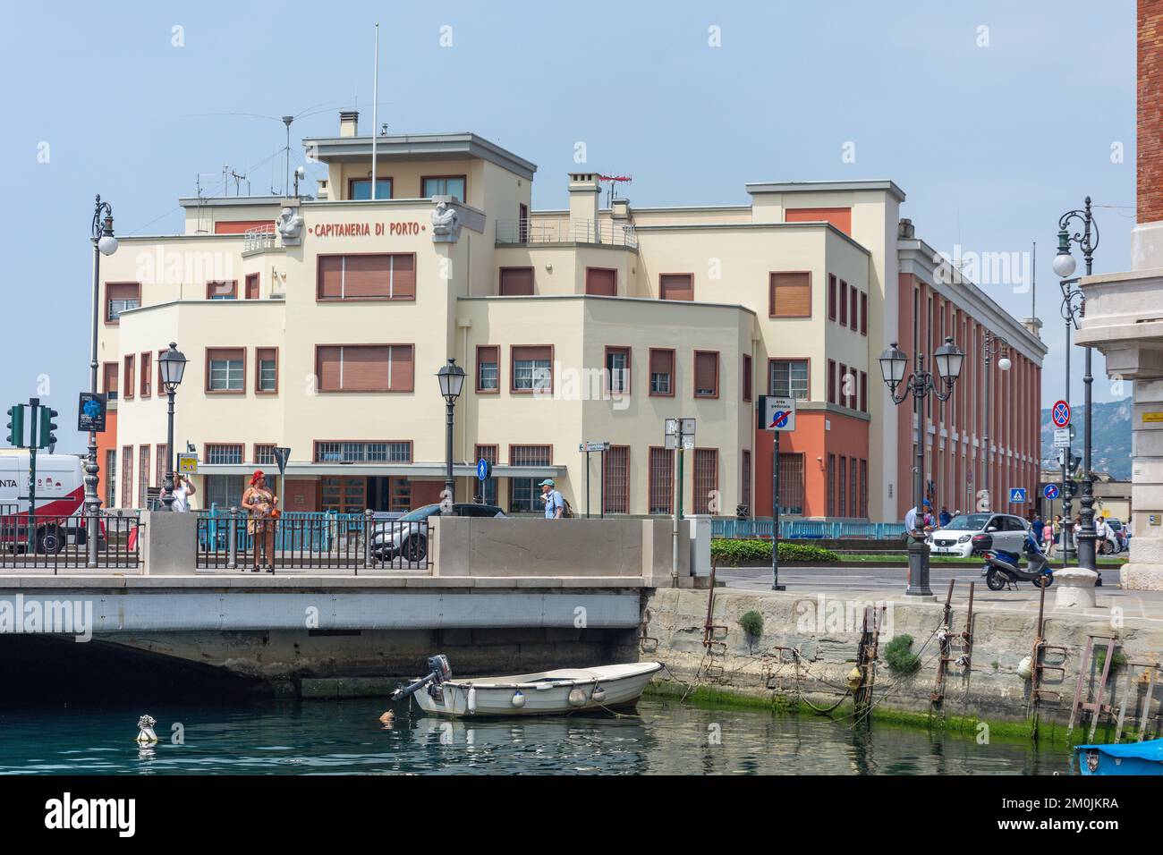 Gebäude der Hafenbehörden (Capitaneria di Porto) vom Canal Grande di Trieste, Riva Tre Novembre, Triest, Friaul-Julisch Venetien, Italien Stockfoto