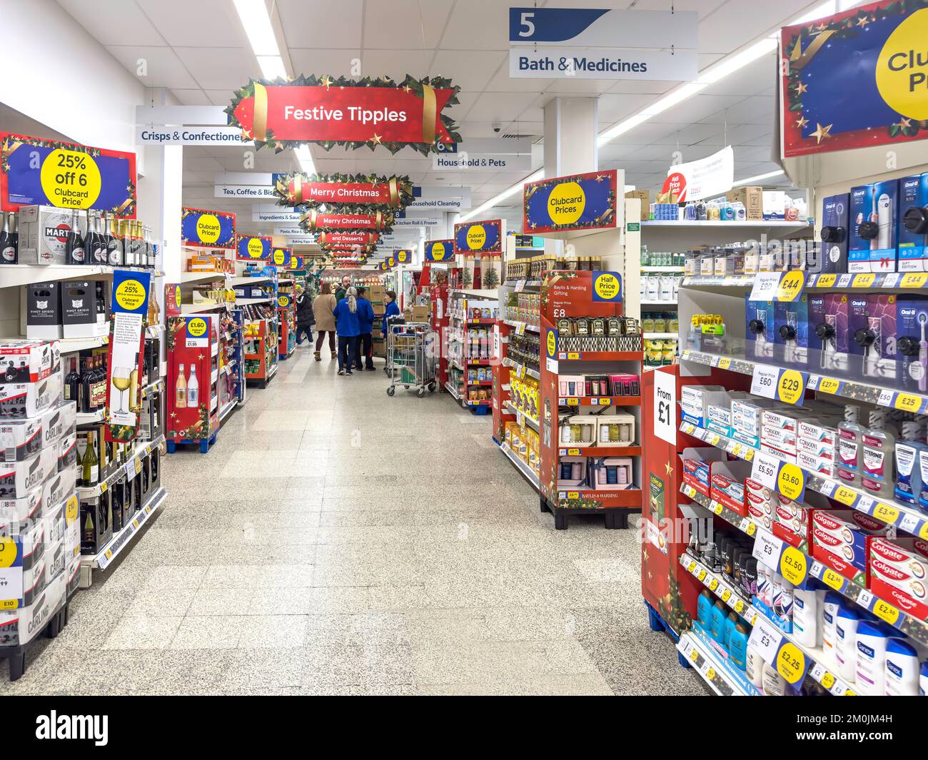 Tesco Supermarkt Interior at Christmas, High Street, Egham, Surrey, England, Vereinigtes Königreich Stockfoto