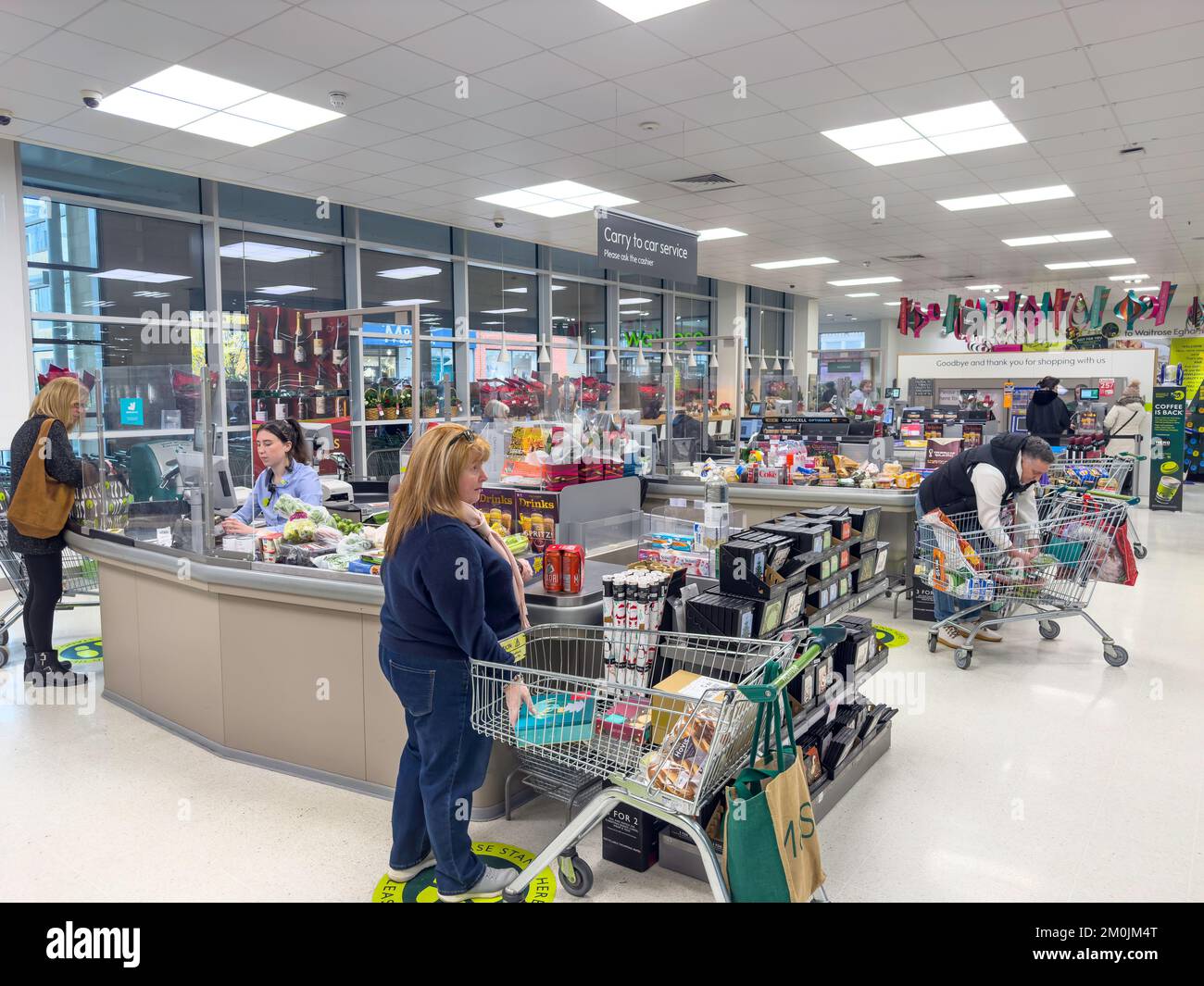 Check-out-Schalter in Waitrose Supermarket, High Street, Egham, Surrey, England, Vereinigtes Königreich Stockfoto