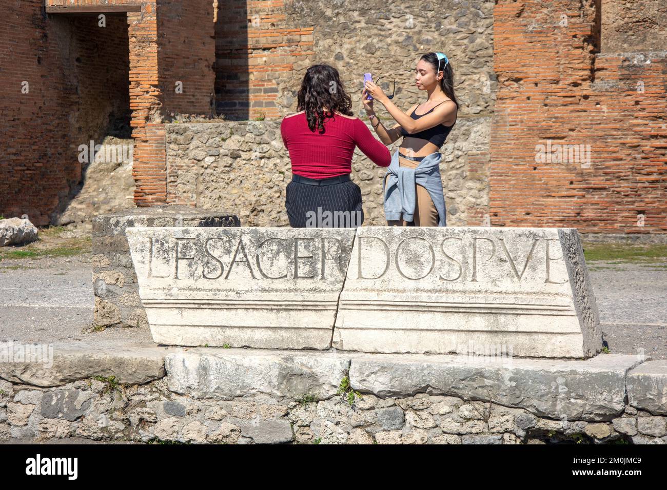 Junge Touristen im Forum, der antiken Stadt Pompeji, Pompeji, der Metropolstadt Neapel, der Region Kampanien, Italien Stockfoto